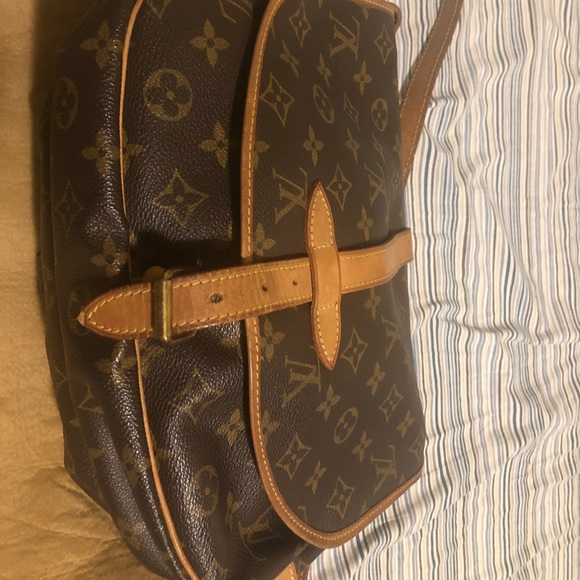 LV Saumur crossbody - Picture 4 of 12
